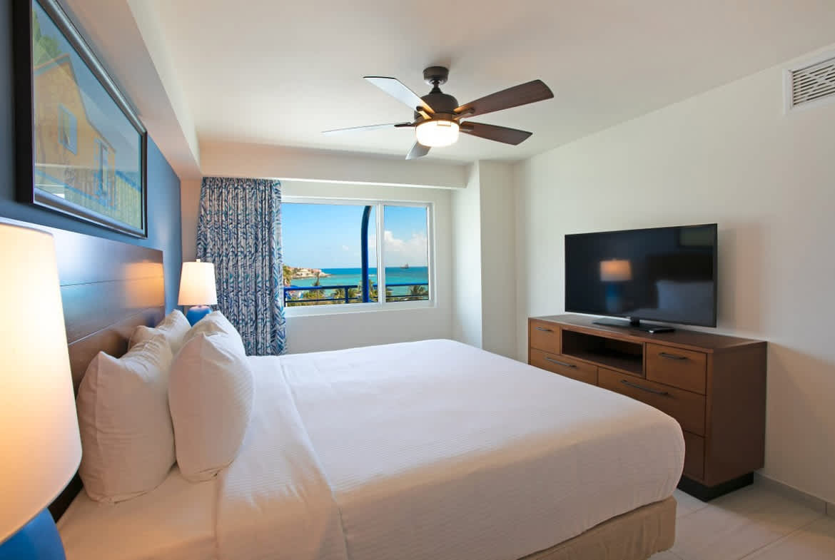 flamingo-beach-resort-bedroom-1-1170x785