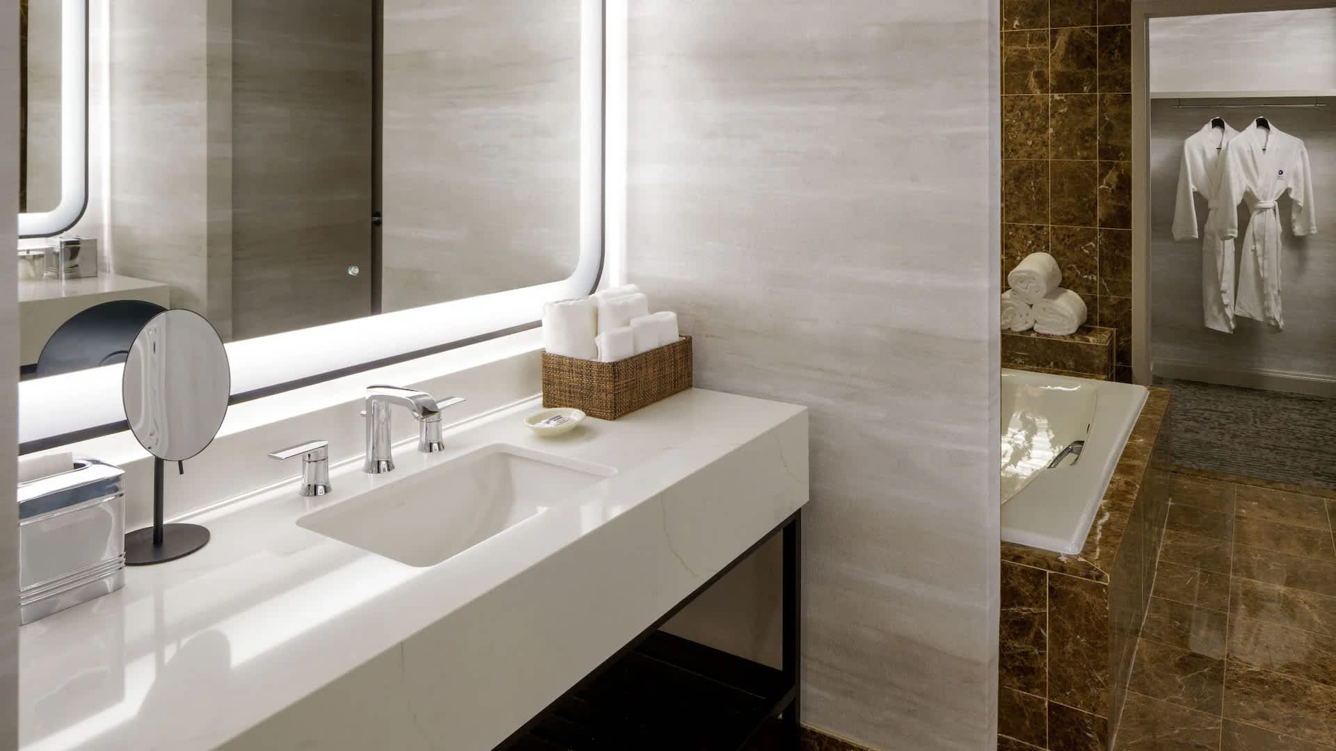 RESTO-P0350-Presidential-Bathroom-Amenities