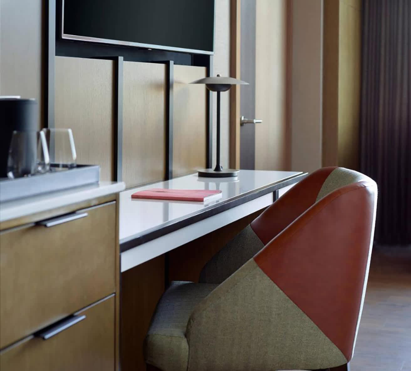 KH-LMCC-Guest-Room-Desk-434747343