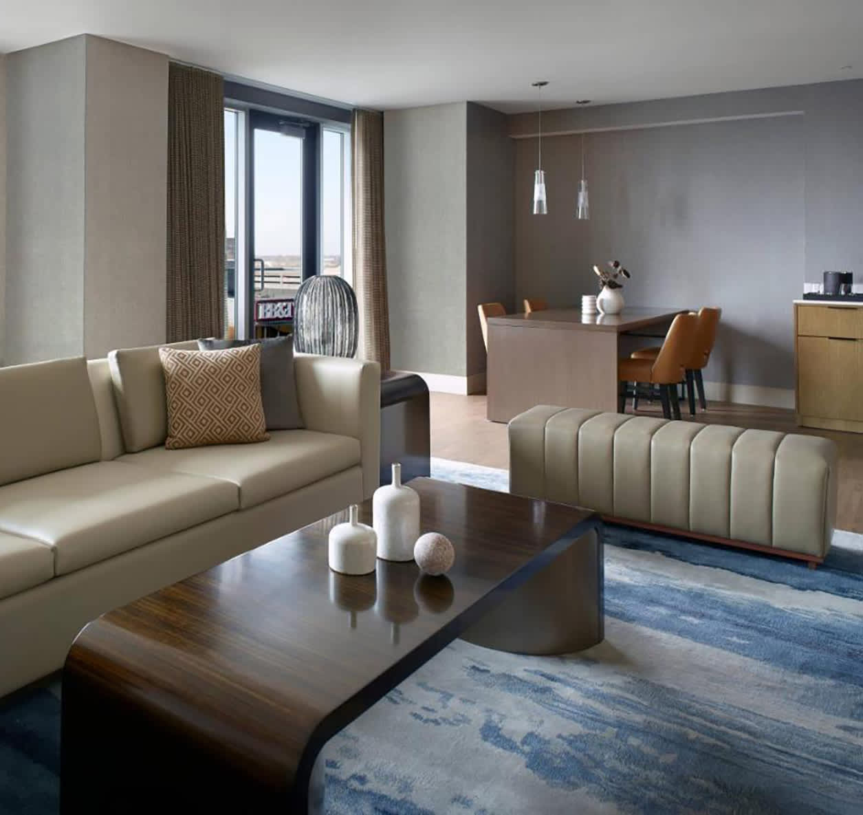 KH-LMCC-Suite-King-Balcony-434747379