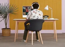 Deker_Wood_Leg_Uphl_Model_HR