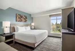 Hyatt_House_SACXS-One-Bedroom-Kitchen-Suite-King-Bed_A9027636