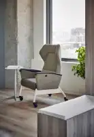 Chicago-Ezzeri-Patient-Chair-Bloom-Table-Mobile