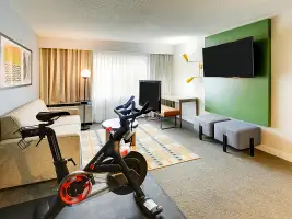 Sonesta_Select_15-800x600_sel_sanfranciscoairportoysterpoint_guestroom_pelotonsuite-1_0