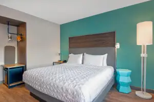 Tru-ashburn-Guest-Room