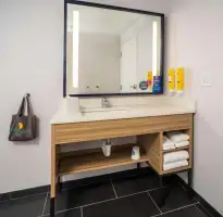 Tru-Minneapolis-Mall-Of-America-Bloomington-Guest-Room-Vanity