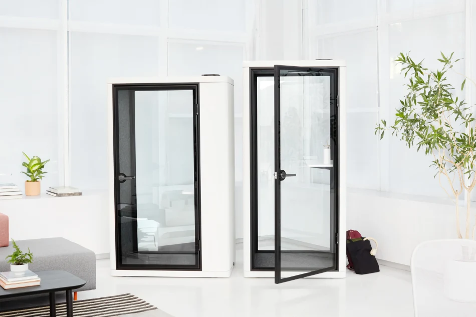 National/Om Pod/Environments/Pod_Gen2_OM_Sit_Om_Stand_2B_02-lpr