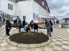 В Казбековском районе провели субботник в преддверии республиканского маджлиса алимов и 80-летия Победы в ВОВ