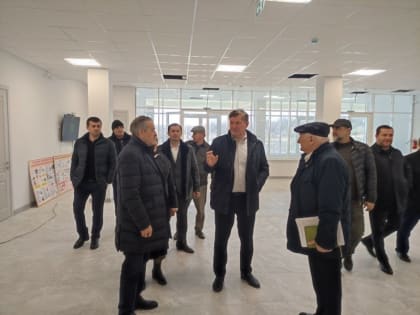 Депутат Госдумы осматривает новую школу