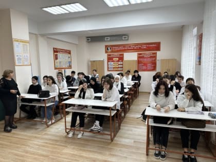 Сотрудник Миннаца РД провел Урок мужества в махачкалинской школе