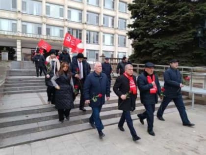 Коммунисты Дагестана возложили цветы к памятнику Ленину