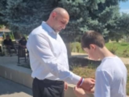 В Новолакском районе в День государственного флага поддержали акцию «Российский триколор»