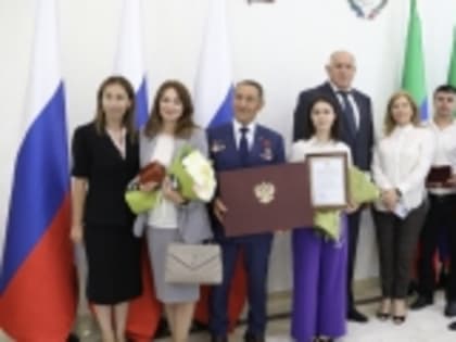 Герман Муслимов и Заира Пахрудинова из Новолакского района награждены в День Конституции РД госнаградами