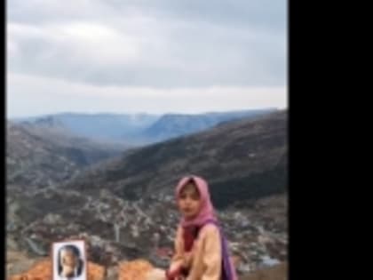 Ученица 1-го «б» класса Мехельтинской средней школы Сафия Саидова прочитала стихотворение Расула Гамзатова «Мой край огромным не зови»