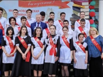 Депутат НС РД Артур Исрапилов принял участие в «Последнем звонке» в Новолакской гимназии