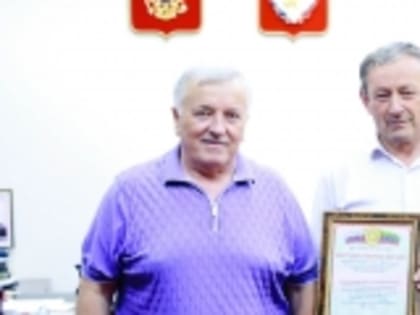 Галип Галипов вручил благодарственные письма за активное участие в слёте учителей аварского языка