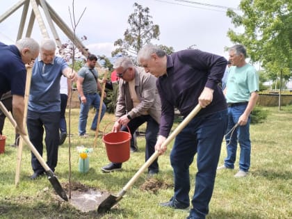 Министр внутренних дел РД Абдурашид Магомедов и глава г. Махачкалы Юсуп Умавов в парке Ак-Гёль провели посадку деревьев в рамках экологической акции «Зеленый город – Махачкала»