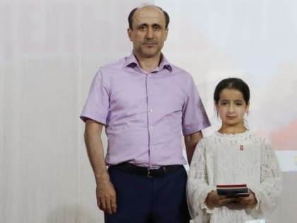 Глава Кайтагского района Алим Темирбулатов торжественно вручил паспорта юным кайтагцам