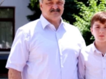 Ко Дню России Сергей Меликов вручил паспорт ученику Ново-Аргванинской школы Абдуле Юсупову