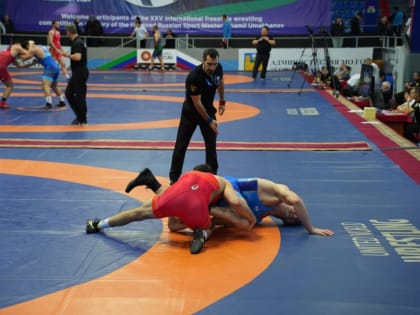 В Хасавюрте стартовали юбилейные международные соревнования по вольной борьбе