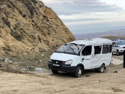 В Дагестане перевернулась пассажирская ГАЗель, погибла женщина