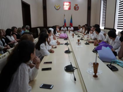 Лучшим ученикам школ Дербента вручили золотые медали