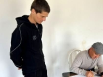 20-летний Пайзула Пайзулаев проголосовал на участке № 0293, расположенном в селе Отав-Тюбе