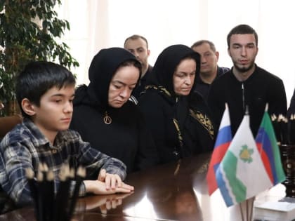 Родителям погибших военнослужащих из Дербентского района передали Ордена Мужества