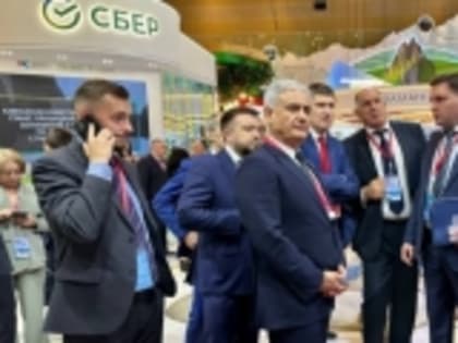 Посетители дагестанского стенда на Кавказской инвестиционной выставке могут ознакомиться с творчеством Расула Гамзатова