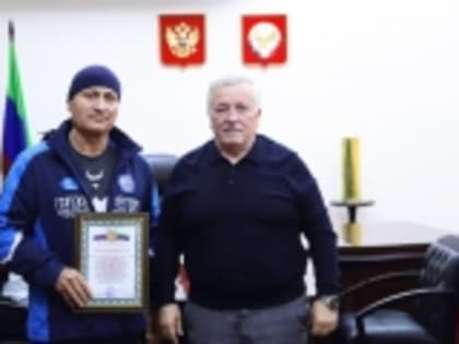 Галип Галипов наградил победителя соревнований по горному бегу Госейна Лабазанова