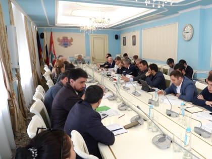В мэрии Махачкалы под руководством исполняющего обязанности главы города Ризвана Газимагомедова обсудили план первоочередных мероприятий социально-экономического развития столицы Д