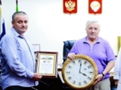 Галип Галипов передал благодарность Мухтарахмеду Саидову, который 50 лет проработал в Нижне-Инховской участковой больнице