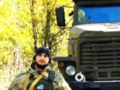 Боец СВО младший сержант Хабиб Насрулаев из Гумбета несёт с собой Флаг Дагестана