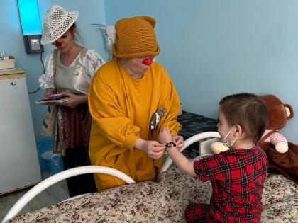 Клоуны в больнице: проект «Улыбайся с нами» в Махачкале