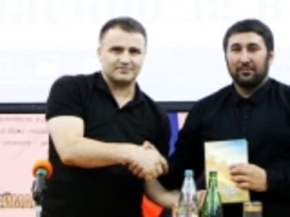 Гамзат Изудинов подарил руководителю ЦУР Дагестана Исламу Мусаеву историческую повесть «На Харибском перевале»