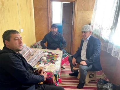 Представители администрации Докузпаринского района посетили семью погибшего военнослужащего Каспийской флотилии из села Куруш
