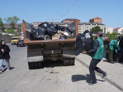 Родственники погибших на СВО бойцов провели субботник в Ленинкенте на месте строительства будущей мечети в честь павших в бою ребят