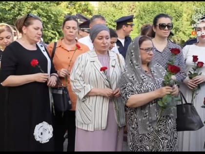 Представители ЛДПР возложили цветы в память о погибших в терактах в Дагестане