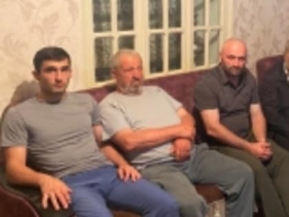 Директор Цанатлинской школы Саидбег Мутаилов посетил бойца СВО Асхаба Магомедалиева