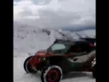 Туристы попали в снежный плен на Харибском перевале