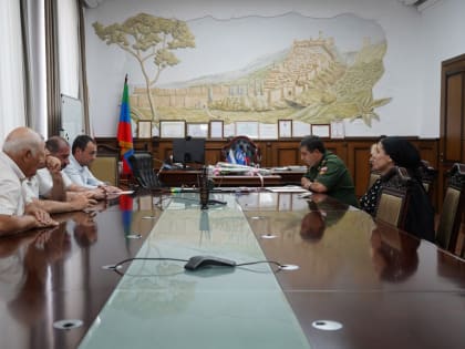 Мэр Дербента вручил Орден Мужества маме погибшего участника СВО