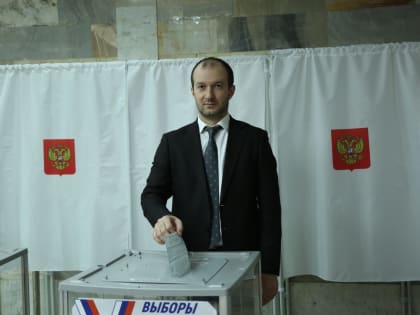 Руководитель МФЦ Дагестана Магомедэмин Арсланалиев отдал свой голос за главу государства.