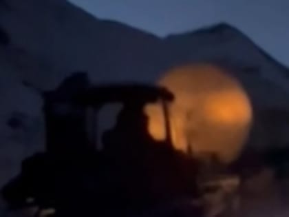 Дорожники Гумбета вызволили из снежного плена на Харибском перевале газовоз «КамАЗ»