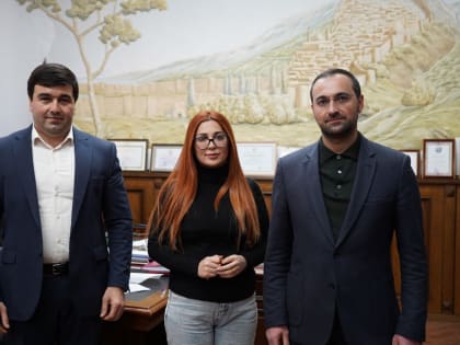 Мэр Дербента Рустамбек Пирмагомедов вручил ключи от квартир 12 детям-сиротам