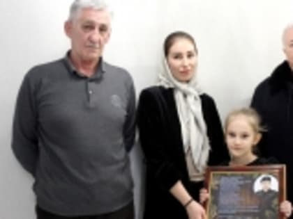 Галип Галипов вручил новогодние подарки детям и семье кавалера ордена Мужества старшего лейтенанта Шамиля Гаджимурадова из села Мехельта