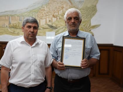 Ахмед Кулиев вручил сертификат на жилье ветерану-чернобыльцу