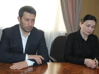 Саид Темирханов поздравил начальника архивного отдела с профессиональным праздником