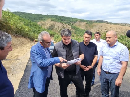 Нариман Абдулмуталибов и Джамбулат Салавов ознакомились с состоянием капремонта автодорог в Сулейман-Стальском районе