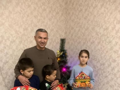 Марат Кулунчаков посетил с новогодними подарками семьи с детьми с особеностями развития