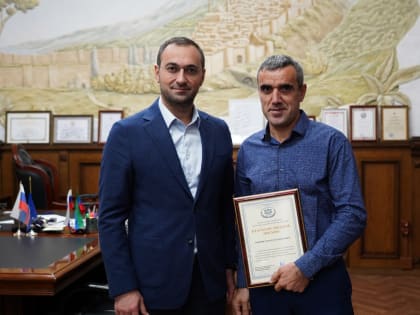 Мэр Дербента вручил благодарности Депутата Госдумы сотрудникам парка им. Низами Гянджеви